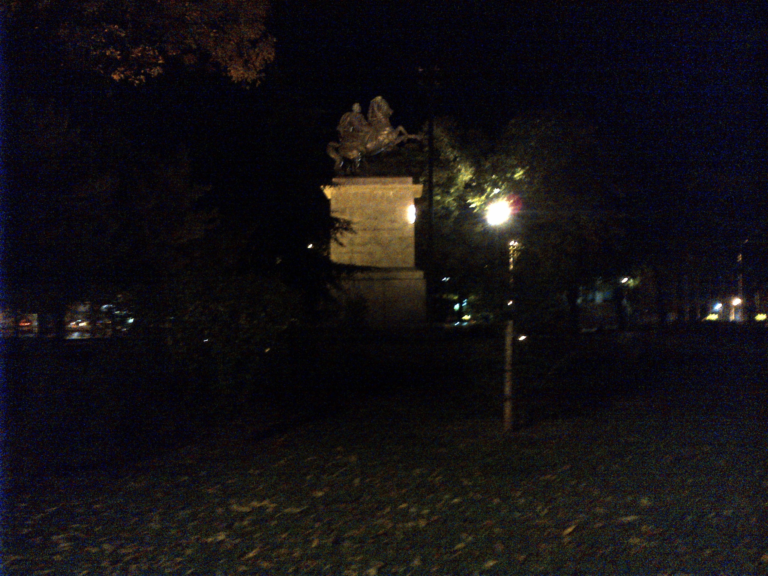 IMG-20131012-01200.jpg Grainy statue